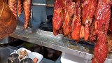 香港街头特色美味，几十年老店的招牌烧乳鸽，切一些下酒！
