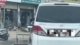 一个人驾驶两辆车？你技术挺牛啊！
