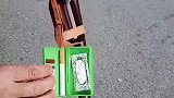 大爷这拐杖还带急救包呢