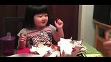 美国领养的中国女孩，妈妈正耐心教她英文，感觉好幸福！