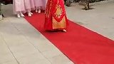 新娘和伴娘是从小玩到大的好姐妹，还有点难舍难分呢