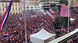 摇旗呐喊支持主队 克罗地亚国内球迷点烟火助威
