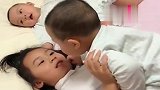 自从二胎生下双胞胎,姐姐的生活就变成了这样,旁边有个看热闹的