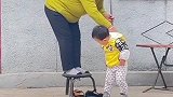 奶奶用秤杆给宝宝称体重