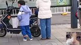 气温骤降路人乱穿衣，短袖夹克羽绒服神奇同框