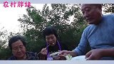 胖妹一家六口首团聚，女儿把爷爷夸成花，爷爷高兴给孙女压岁钱