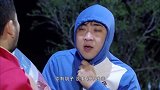 小伙溜进院子，和哥们一起偷化肥