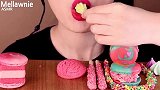 美女试吃草莓瑞士马卡龙、草莓跳跳糖饼干棒