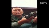 【拍客】街头惊现假军车贩卖望远镜