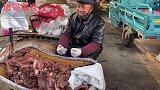 徐州农村大集，74老爷子卖狗肉走红网络，许多外地人专程来品尝