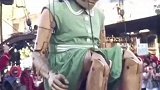 巨大木偶街头表演，让人害怕
