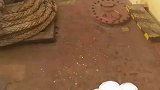 船员在船上展示如何上厕所