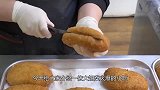 大姐用“炸丸子”做稀罕小吃，加一根热狗卖元，学生下课都来买