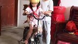自制头盔背小狗骑车狗：看什么，救我。