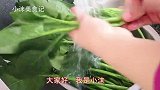 我家菠菜从不炒着吃，加上鸡蛋，简单两步，上桌汤汁不剩，太香了