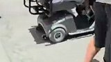 享受生活！内马尔被拍到在环球影城骑电动车