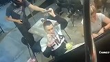 歹徒持枪进入餐厅抢劫，男食客面不改色淡定吃鸡腿
