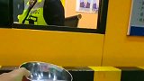 过收费站要什么ETC，拿个碗还能多看两眼收费员小姐姐！