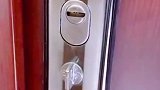 女孩子一个人在家的时候，锁门的时候一定要这样锁门，不然你后悔