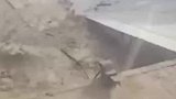 男子骑行越野摩托车，在田地里肆意狂奔