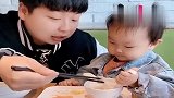 爸爸故意抢宝宝饭，下一秒宝宝说了这话，可真逗