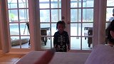 你怎么骑在老虎身上了，你不害怕吗，小朋友太勇敢了！