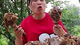 胖妹嘴馋吃酱香牛腿，一手一只好过瘾，吃相真馋人