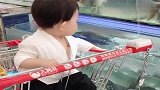 小家伙路过鱼缸边，眼睛一动不动的盯着小鱼看，太可爱了