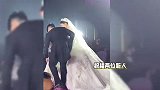 谢霆锋参加特步二公主婚礼，穿运动装低调现身，和特步老总合影