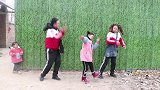 短剧：小妹妹教傻妞和哥哥跳青春修炼手册，又学会个新舞蹈，真好