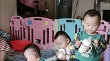 家有龙凤三胞胎兄妹，每天喝牛奶的一幕，看看谁的姿势最帅气