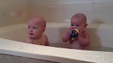 两个宝宝洗澡，玩水，这也太可爱了吧！