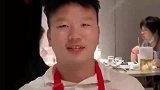 海底捞捞面小哥表演甩面时，将顾客的假发给打掉