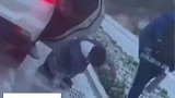 北方雪后路面有多丝滑，男孩下车连摔两跤