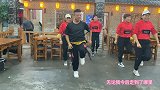 大叔与3位美女pk鬼步舞，看得人眼花缭乱，你觉得谁赢了？