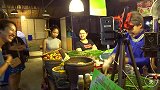 中国人去泰国，看看泰国女人怎么做生意？直播做小吃爆红泰国