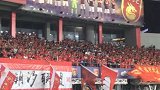 中超-17赛季-半场闷平难挡华夏球迷热情 赤膊上阵呐喊助威声声震耳-新闻