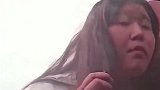 这位大姐在车窗照着化妆，这种时候谁敢开窗，我敬他是条汉子！