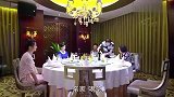 丈母娘瞧不起农村亲家，亲家无奈回家，不料警察儿媳拦下整辆车