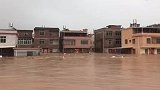 广东河源多地突发暴雨 屋内积水过膝居民被困，村庄变泽国