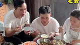 弟弟读书放假我叫他过来玩两个月