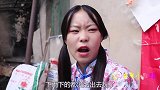 下雨天小甜甜想出去玩，妈妈用化肥袋子给甜甜做雨衣真有趣