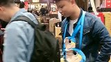 这家店生意真好，这么多人排队