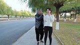 二货路边打劫美女，不料美女不按套路出牌，太逗了