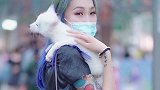 青岛街拍，一个爱健身的空姐，这蜂腰翘臀没几个女人能有吧？