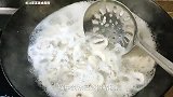 炒蘑菇切记不要直接焯水下锅炒，多加2分钟，鲜香入味下酒又下饭