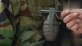 拉掉士兵手榴弹的引线，同伴吓傻了