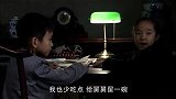 爸爸在研究相机没空陪家人 孩子们心疼他要给他留菜