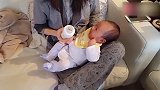 小宝宝躺在妈妈的腿上喝奶，看到妈妈了好开心，好暖心啊