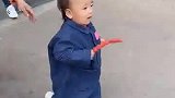 哥哥接了个寂寞确实有点尴尬，这么多双眼睛看着